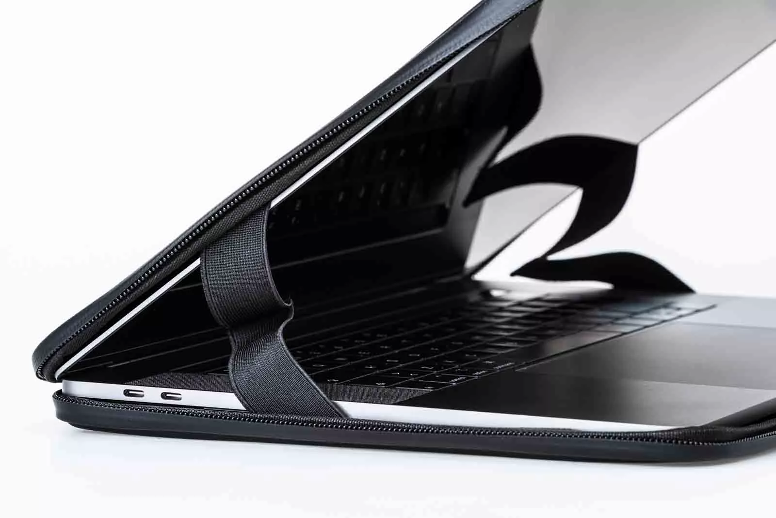 DRYCASE_Semi closed.jpg DRYCASE LAPTOPHÜLLE 15" (MB Pro)